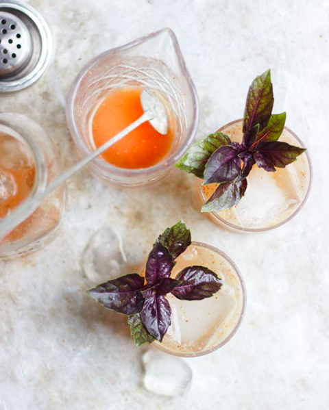 ThirstyNest's tweet photo. BAD N' BOOZYπΉπ You might normally find basil and fig on your summer side salad, but did you know it's just as good when tossed on the rocks with some vodka and club soda? Now you know. π₯ (Recipe via @shercastellano) #thirstynest #giftbetter #winespiritregistry https://t.co/1gCuFw7OUz
