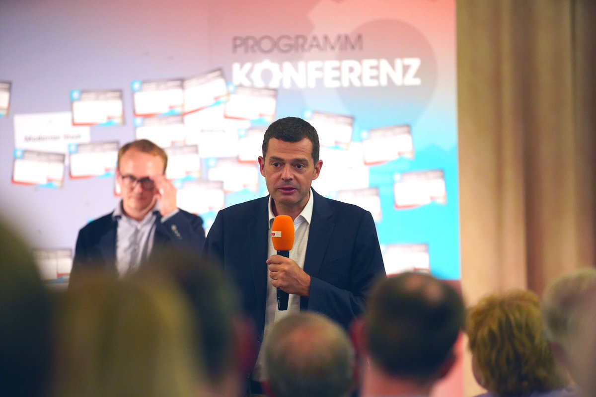 cdu_thueringen's tweet photo. Der Ortsverband #Münchenbernsdorf dankt @mikemohring dafür, dass der Verband heute Gast der #Programmkonferenz sein konnte und freut sich auf den nächsten Besuch des Landesverbandes. #Aufbruch2019 #MadeinThüringen2030 https://t.co/F1SVhUIOm3