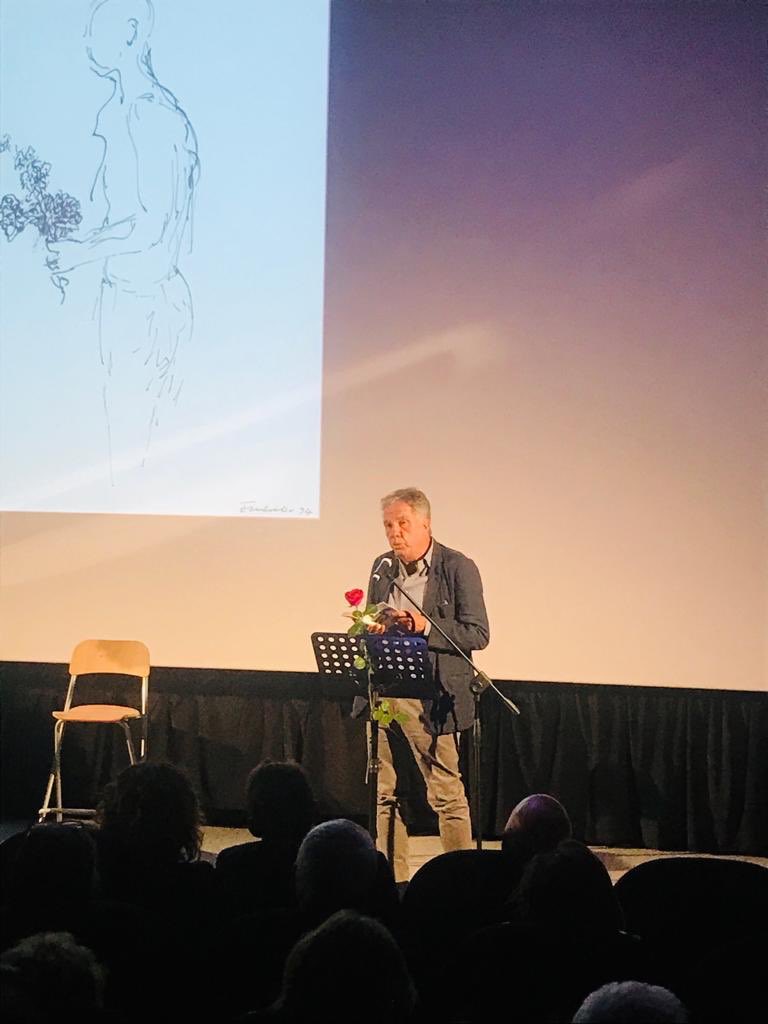 LaMilanesiana's tweet photo. #Bormio: il poeta Franco #Marcoaldi sul palco durante il suo prologo poetico, accompagnato da suggestive illustrazioni alle sue spalle
@bormioterme @bettywrong @lanavediteseoed #LaMilanesiana2019 https://t.co/QyH3RryFhz