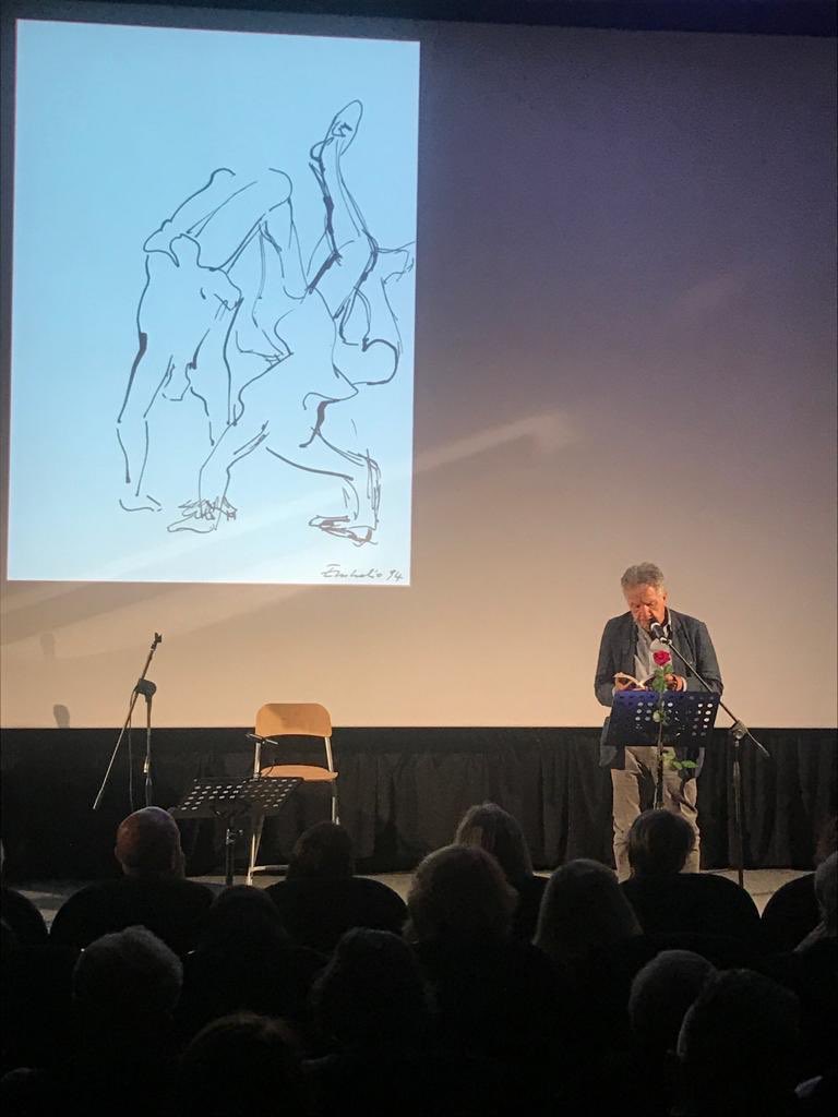 LaMilanesiana's tweet photo. #Bormio: il poeta Franco #Marcoaldi sul palco durante il suo prologo poetico, accompagnato da suggestive illustrazioni alle sue spalle
@bormioterme @bettywrong @lanavediteseoed #LaMilanesiana2019 https://t.co/QyH3RryFhz