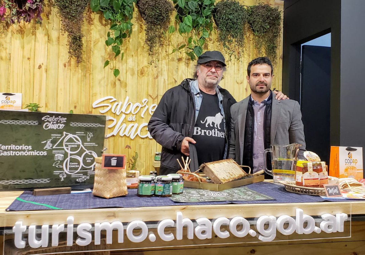 turismochaco's tweet photo. 👉 #PedroSaborido presente en el Stand de #Chaco
En @caminosysabores 😊🍵 en #BuenosAires el reconocido humorista 🎭 #PedroSaborido visitó al presidente de @turismochaco @maurofloresar con quien compartieron las delicias de la gastronomía chaqueña y la miel orgánica de #COPAP. https://t.co/a2yCLqUWbD
