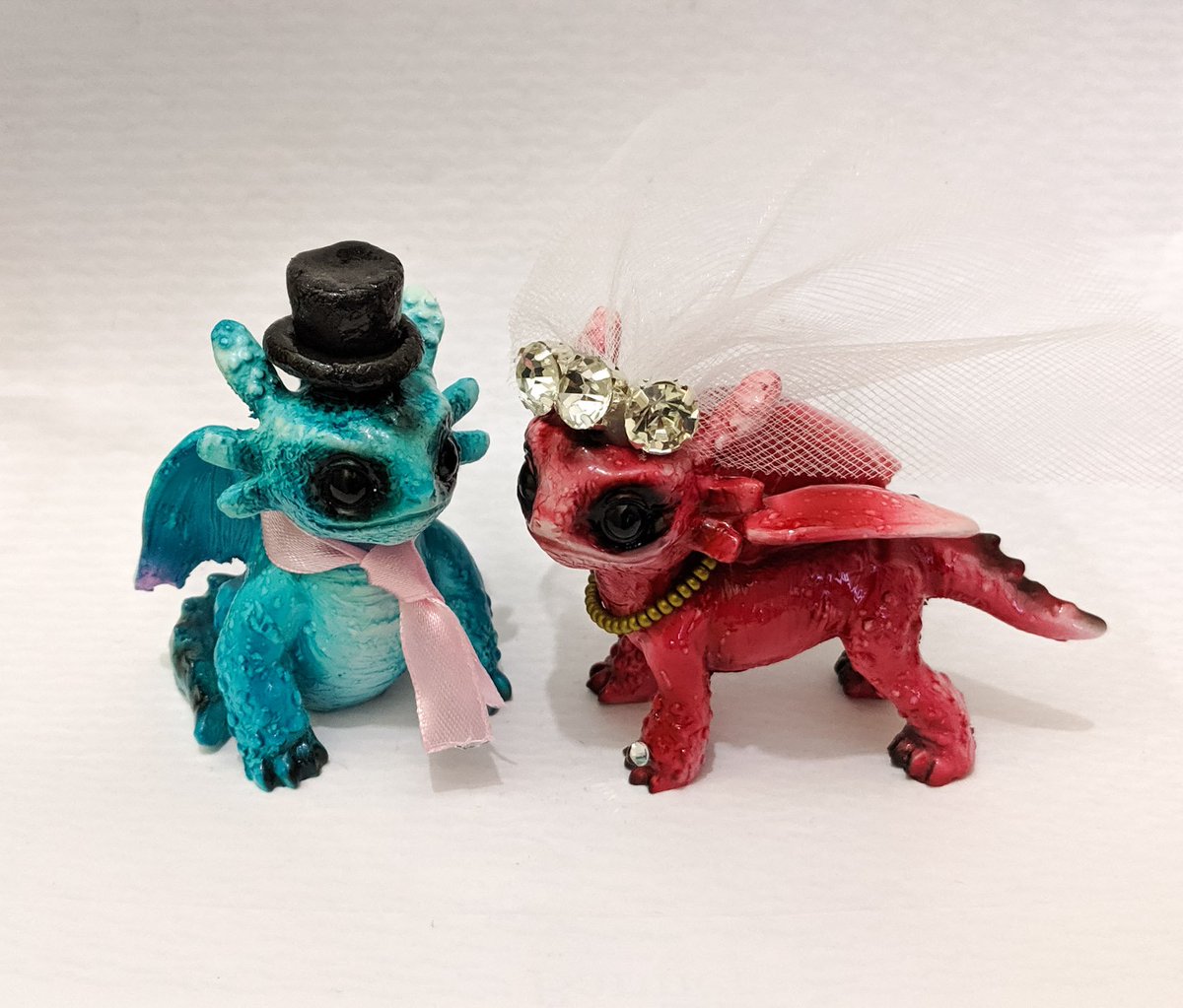 This sweet little dragon pair is now on sale in my shop, £25 plus postage! Two pairs available.

#dragons #fantasy #wedding #weddinginspiration #weddingcake #caketoppers #alternativewedding #weddinginspo #dragoncaketoppers 

etsy.com/uk/listing/706…