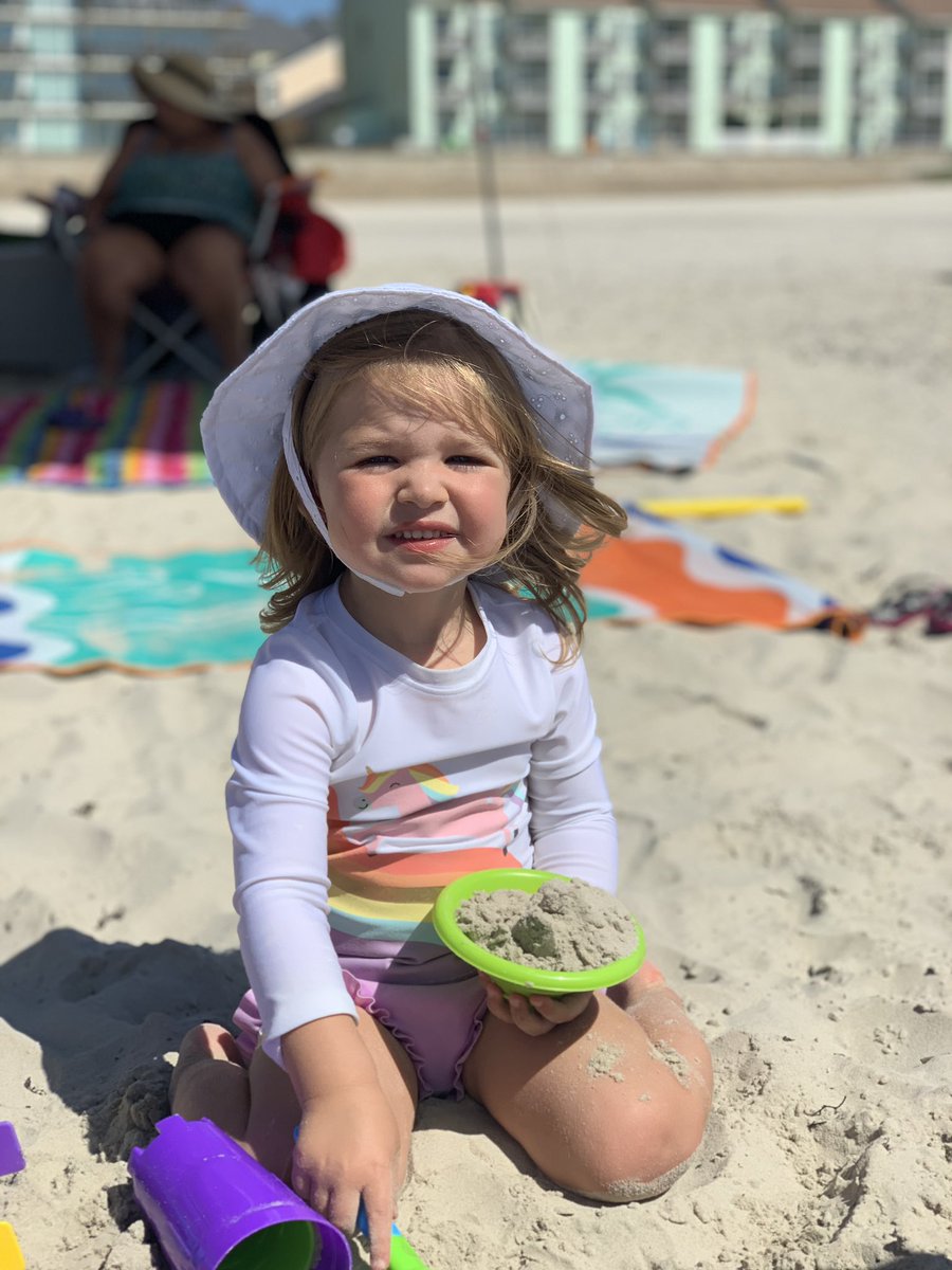amanda_fraser9's tweet photo. Finally time for our beach vacation! Sunglasses, hat, swimsuit, bucket, water toy,#KFESUMMERHUNT @NISDFranklinES #fraserfun https://t.co/G7kNxHnAeW