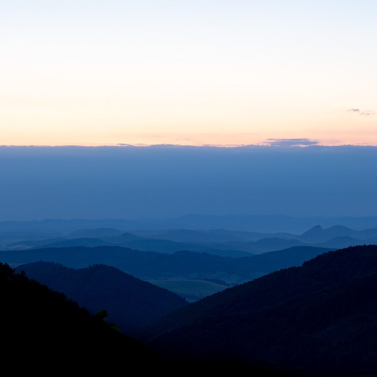 trickyshutter's tweet image. Sunrise from Vrsatec Castle - the Golden &amp;amp; Blue hour
I hate getting up in the morning. I had to sleep in a car just next to the castle hill and get up at 3:50am, climb the rocks almost still sleeping.
#naturephotography #photography #pictureoftheday #sunrise
