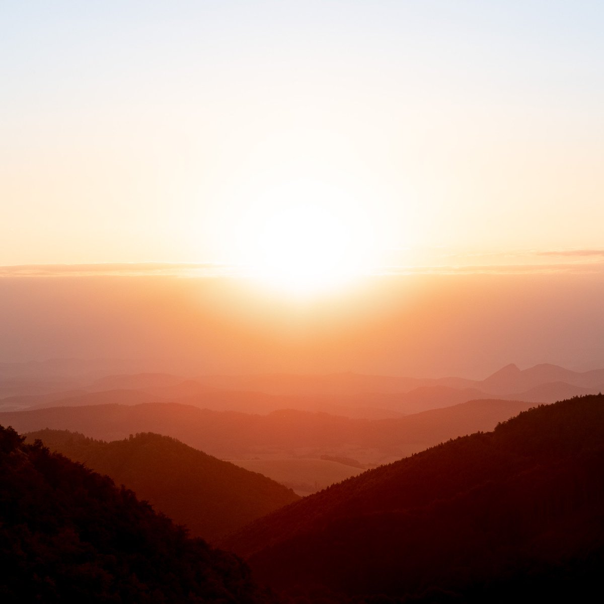 trickyshutter's tweet image. Sunrise from Vrsatec Castle - the Golden &amp;amp; Blue hour
I hate getting up in the morning. I had to sleep in a car just next to the castle hill and get up at 3:50am, climb the rocks almost still sleeping.
#naturephotography #photography #pictureoftheday #sunrise