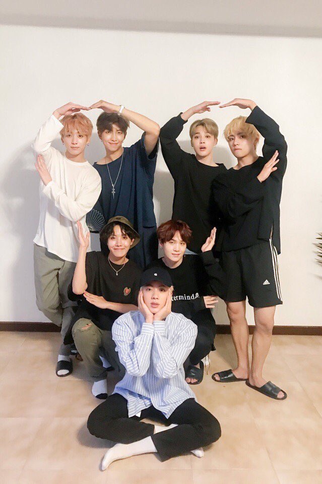 _dasha_ts_'s tweet photo. #ArmyMeansFamily благодарна судьбе за то, что связала меня с BTS, очень счастлива быть в такой дружной семье ARMY и рада быть частью истории BTS 💜💜 https://t.co/klUactgzKh