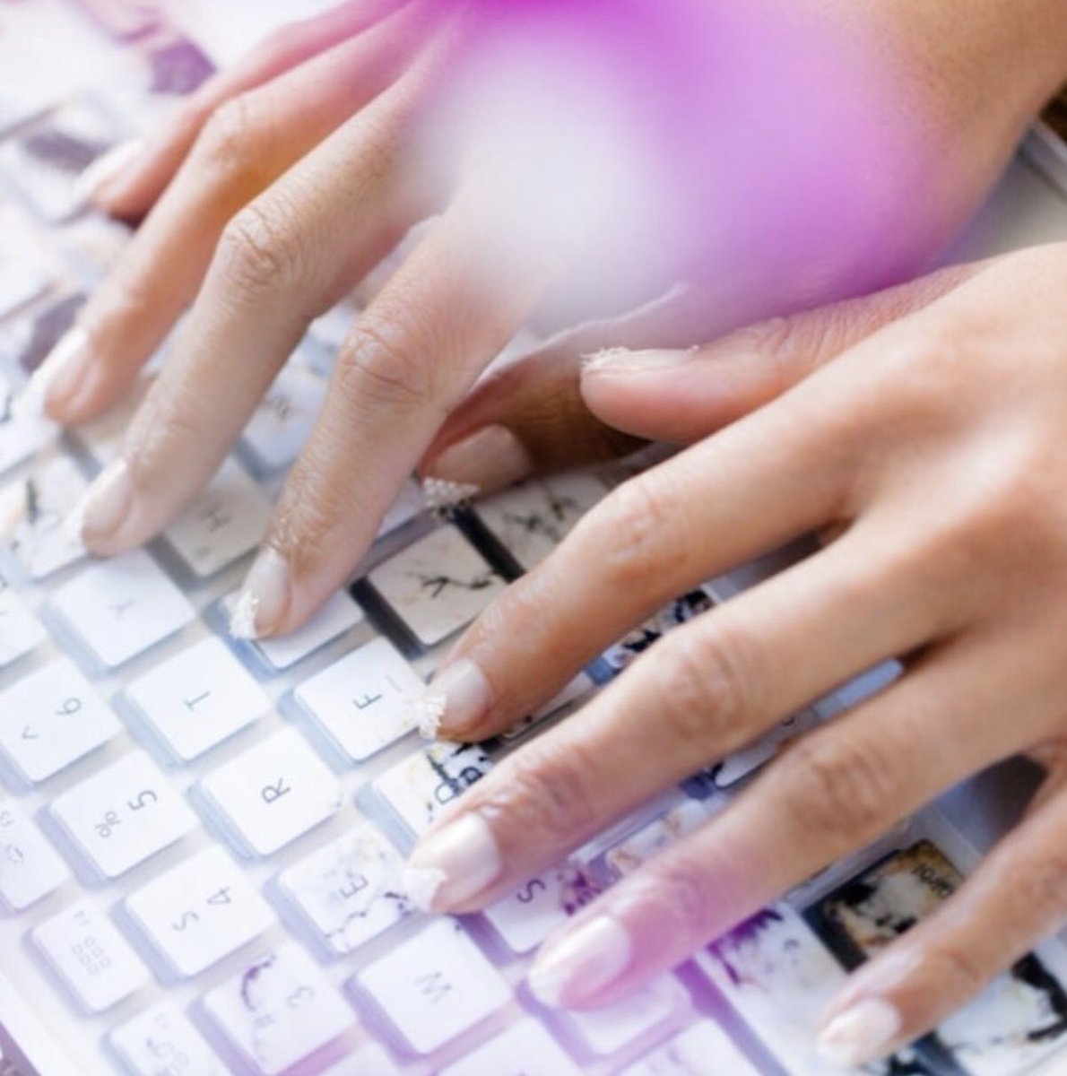 Chained to your laptop? A fresh new #mani is right at your fingertips👆🏼
Book a <a href="/bellaondemand/">Bella on Demand</a> #manicure with just the tap of a finger. We'll come right to your door and make mani magic happen in the comfort of your home or office. Tap our APP or book on bellaondemand.com✨