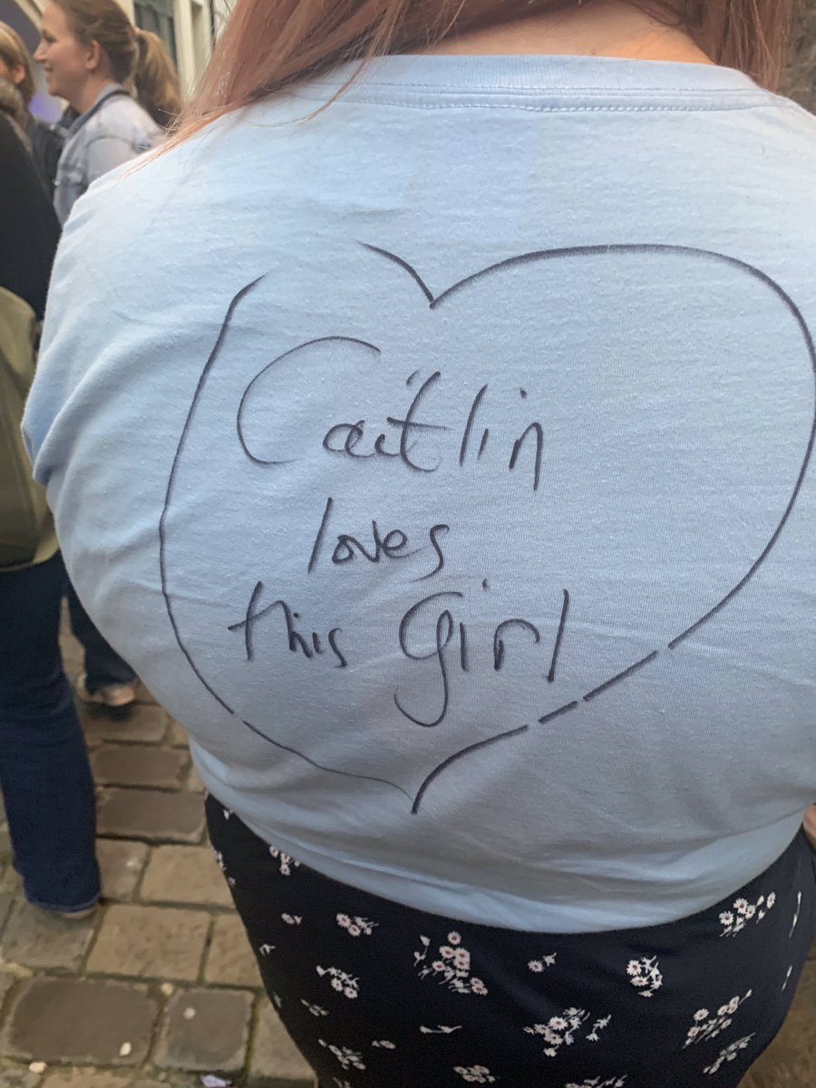 sallybogg's tweet image. And these girls love you @caitlinmoran  ❤️💪🏻#howtobefamous