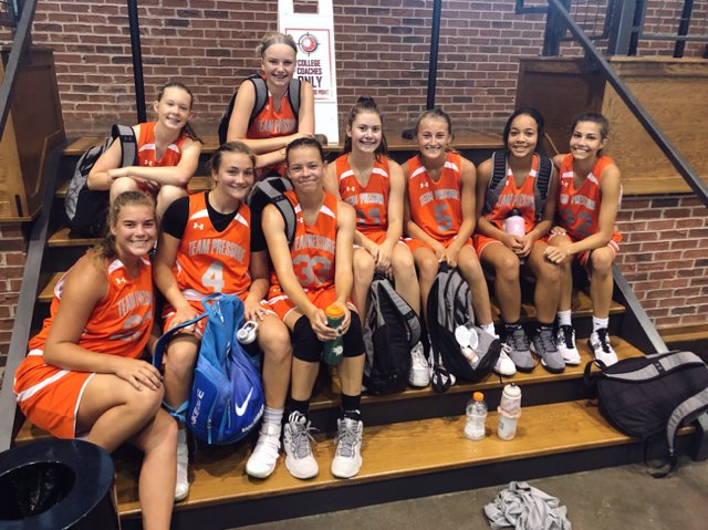 Elly Holubar tweet media