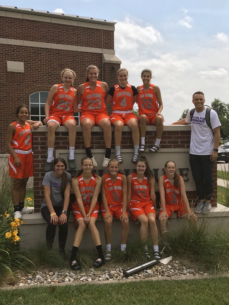 Elly Holubar tweet media