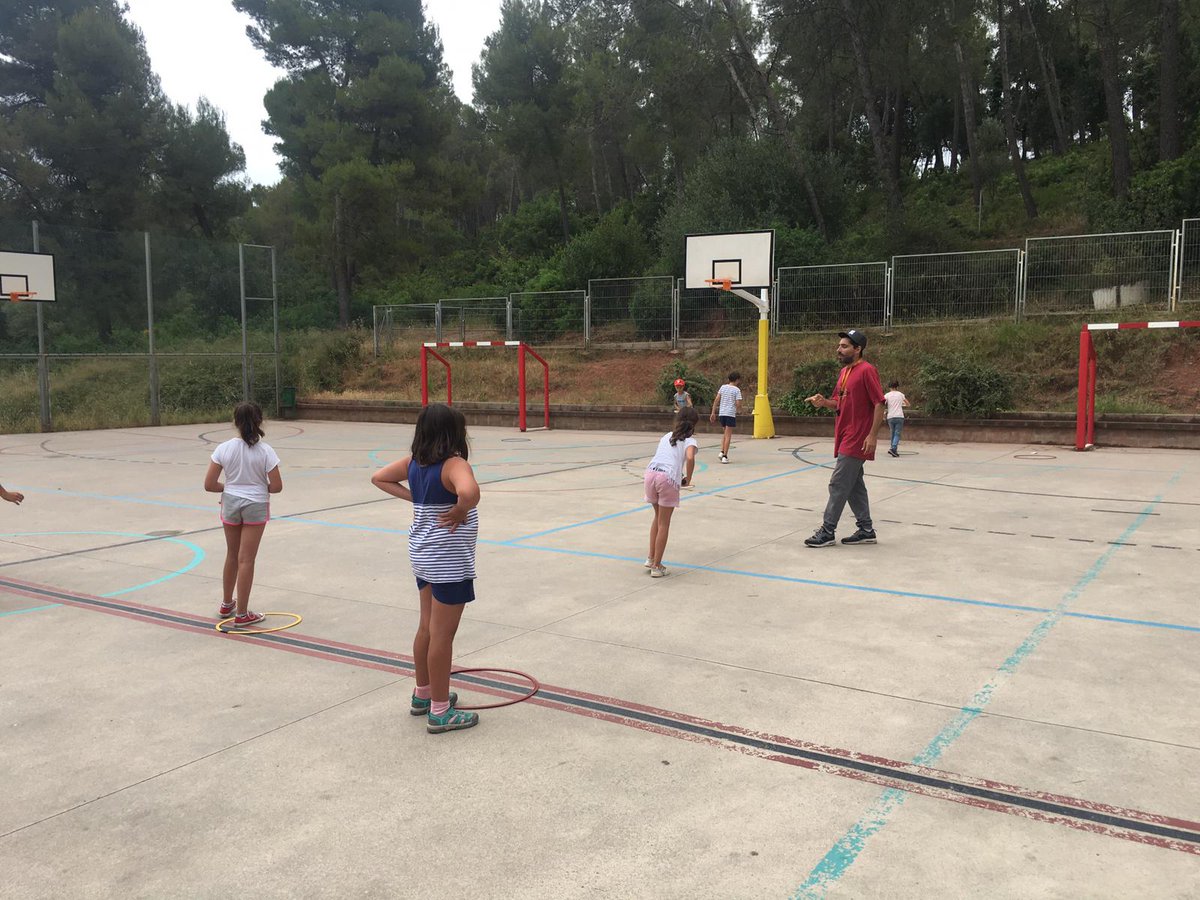 escolaloreig's tweet photo. Sports all day long at #summercamp2019 #playingbasketball #playingbadminton #somoreig https://t.co/Y1K1rY4yq3