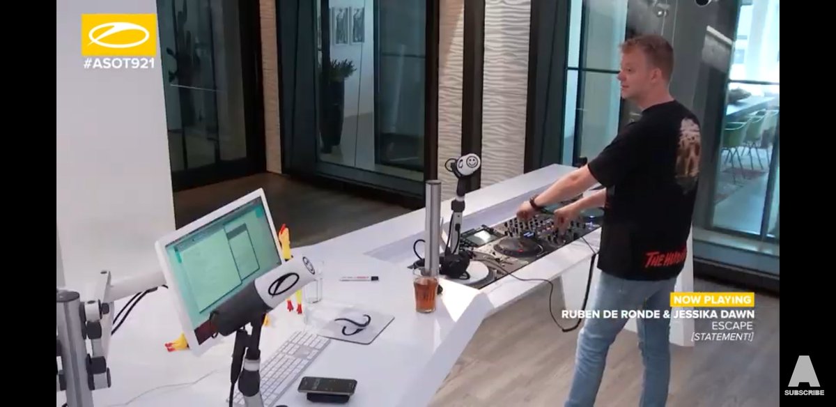 Jessika__Dawn's tweet image. Still kinda happy this happened, it was unexpected. #ASOT921

You're a star @rubenderonde 🎉

Your album is so so good! ♥