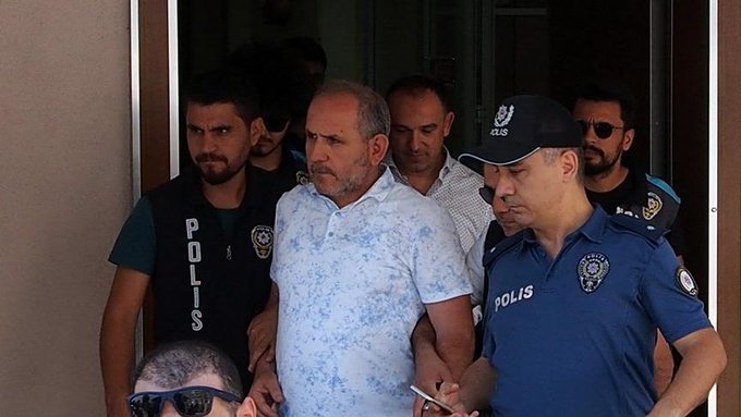 Dükkan'ına İÇİŞLERİ, BAKAN, İL BAŞKANLARININ Fotoğraflarını asmak,24 saat silahla dolaşmak kimseye extra ayrıcalık tanımayacağını bilmelisiniz.

Baklavacı şehir EŞKİYA'larının tutuklanması bu işin  MİLAT olacağı inancımı biraz arttırdı.