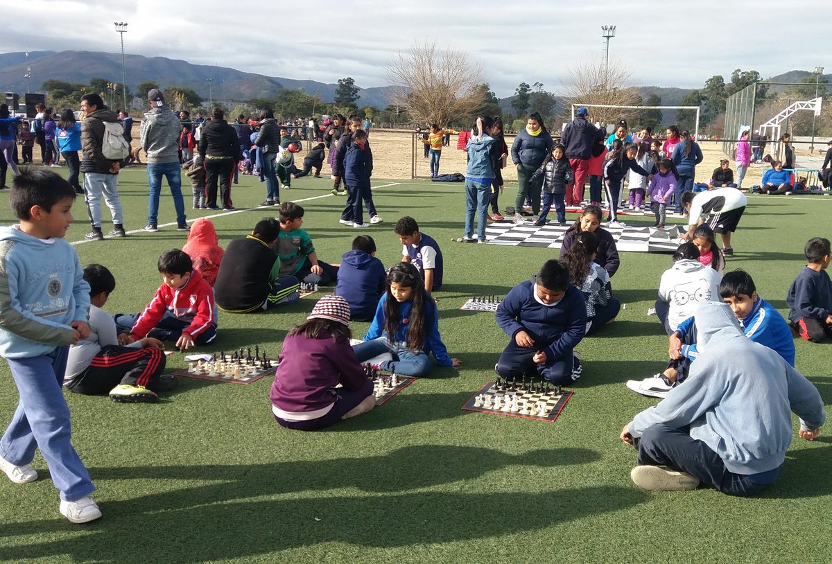 RominaRu7's tweet photo. #ZONANORTE 💙
#AjedrezEducativo en el Parque Bicentenario.
@matiaszaki16 @fguillesaavedra @artydance23 @rubem_dario29 https://t.co/QNeohKQG3E