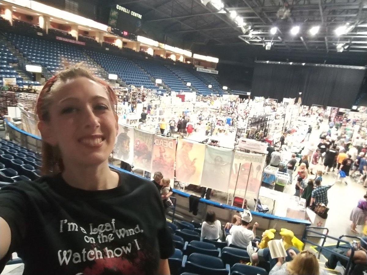 sarahpixie21's tweet photo. Took this cute selfie of me and @JayMewes at the #youngstownComicCon today. It's kinda hard to see him way back there, but we're fam now. The @ComicBookMenAMC are in this selfie too! How cool am I!? https://t.co/jhzttMDLRr