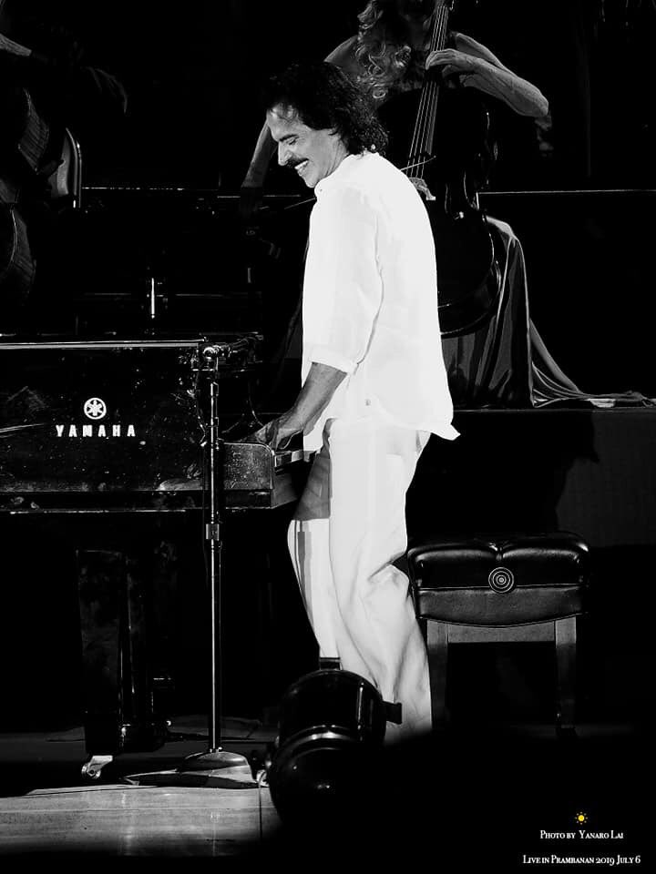 ReginaMBrazil's tweet photo. @Yanni performing at Prambanan in Indonesia 😍🤩🌟🙏
Photo by Yanaro Lai 👌📸
I love seeing my angel of music in white! 😇💙🌈🦋
#PrambananJazz2019 #Indonesia #Yanni #YanniTour #Love #Music #YanniVibes #Smile https://t.co/f19qcPJqFq