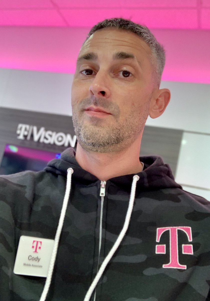 cn80tx's tweet photo. Finally got me a @TMobile zip up hoody!!!! @bemagenta #BeYou #Tvision @tmobilecareers #denton #texas #LoopLions https://t.co/eaKxa0TUc3