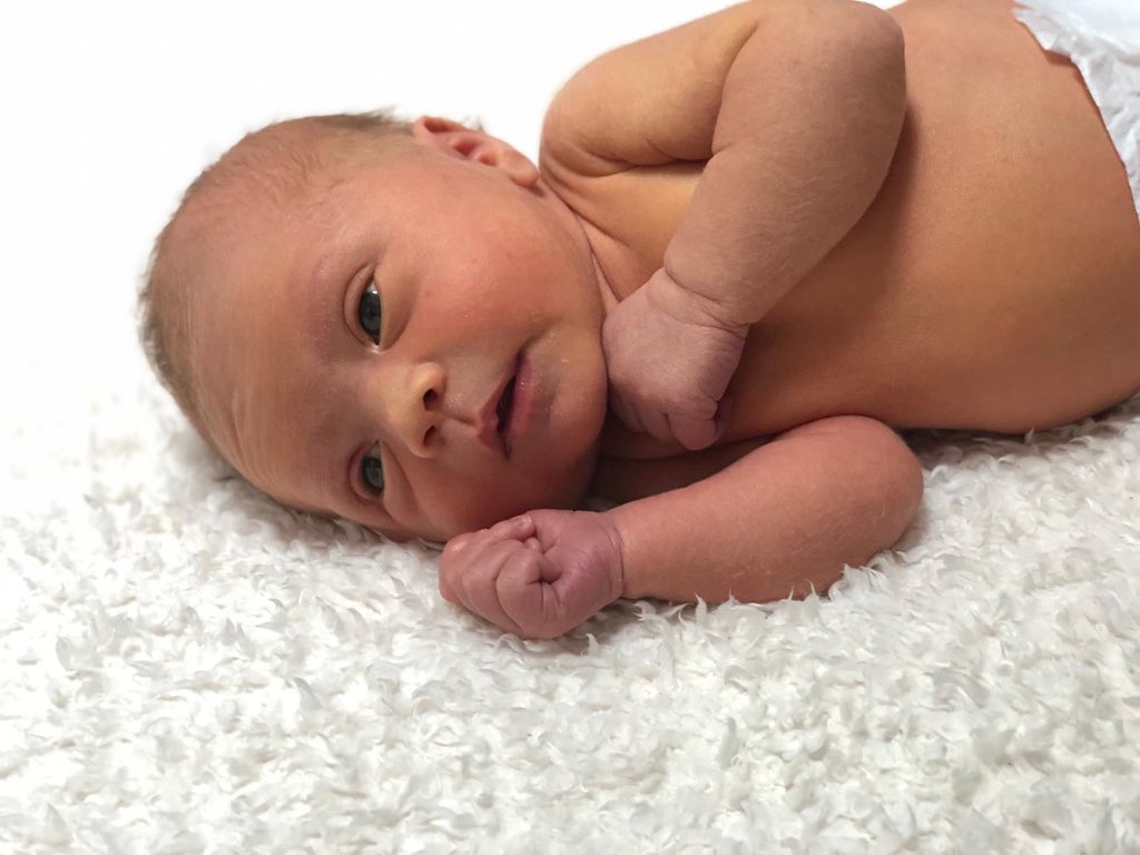 BuckinghamsLand's tweet image. First weekend off in a while and what a way to spend it.... sun, food, beers and this little one #EmmieRaeBuckingham #1weekOld