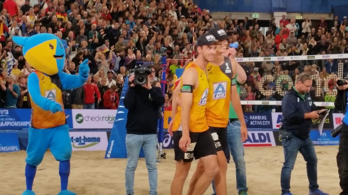 keule80's tweet photo. Go for Gold #TholeWickler #BeachvolleyballWM #hamburg!! Just amazing. #heldensommer #LetsParty https://t.co/Y7PJFh9weH