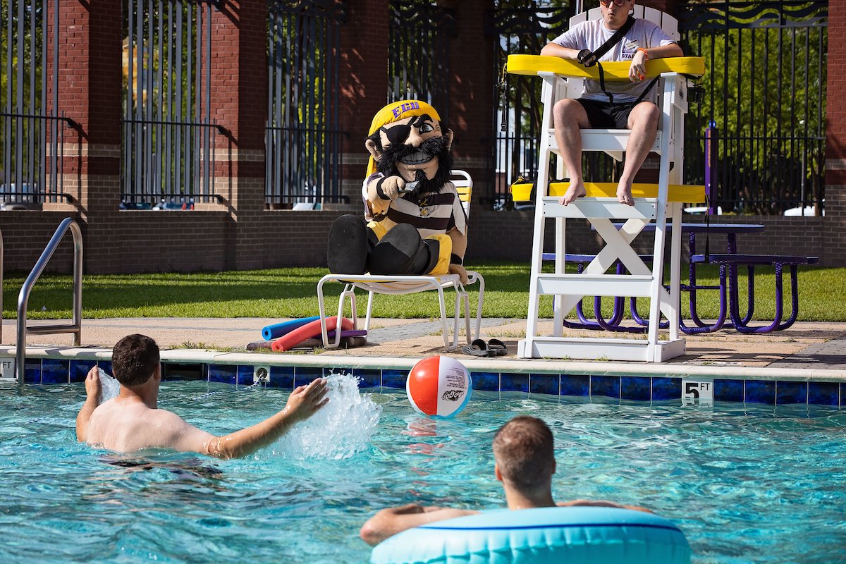 EastCarolina's tweet photo. Only one more day to enter our #PirateSummer contest to win a summer ☠️ prize pack 🗣️
🗳️ Entry Rules
1️⃣ Wear your 💜 or 💛
2️⃣ Post a summer 📷
3️⃣ Use #PirateSummer
4️⃣ Tag @EastCarolina + @ECUDowdy
5️⃣ Follow ECU + Dowdy on IG + Twitter
🗓️ Now-July 7 https://t.co/exe9gvx2gl