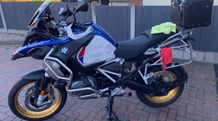 #motorbikestolen yesterday afternoon from @BasildonHospital. #Essex It was parked up near maternity. He left it for 40 mins while our daughter was in hospital and when he came out, it was gone. 19 plate, #BMW gsa1250. Gold wheels
REG:ET19 KPX
Crime ref:42/106242/19
#Vange