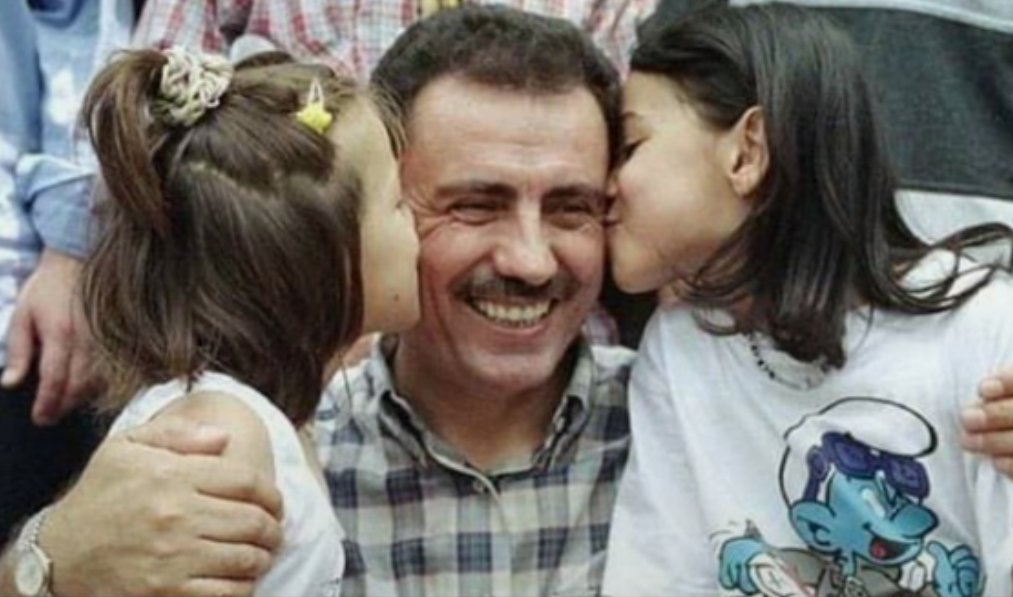 "Çocuk Sordu..
"Muhsin Amca Yüzüne Ne Oldu.? 
"Gülümsedi Başkan..
"Ülkü Gülümün..
Dikenleri Battı Kızım" Dedi..
Sonra..
Suspus Oldu Herkes.."