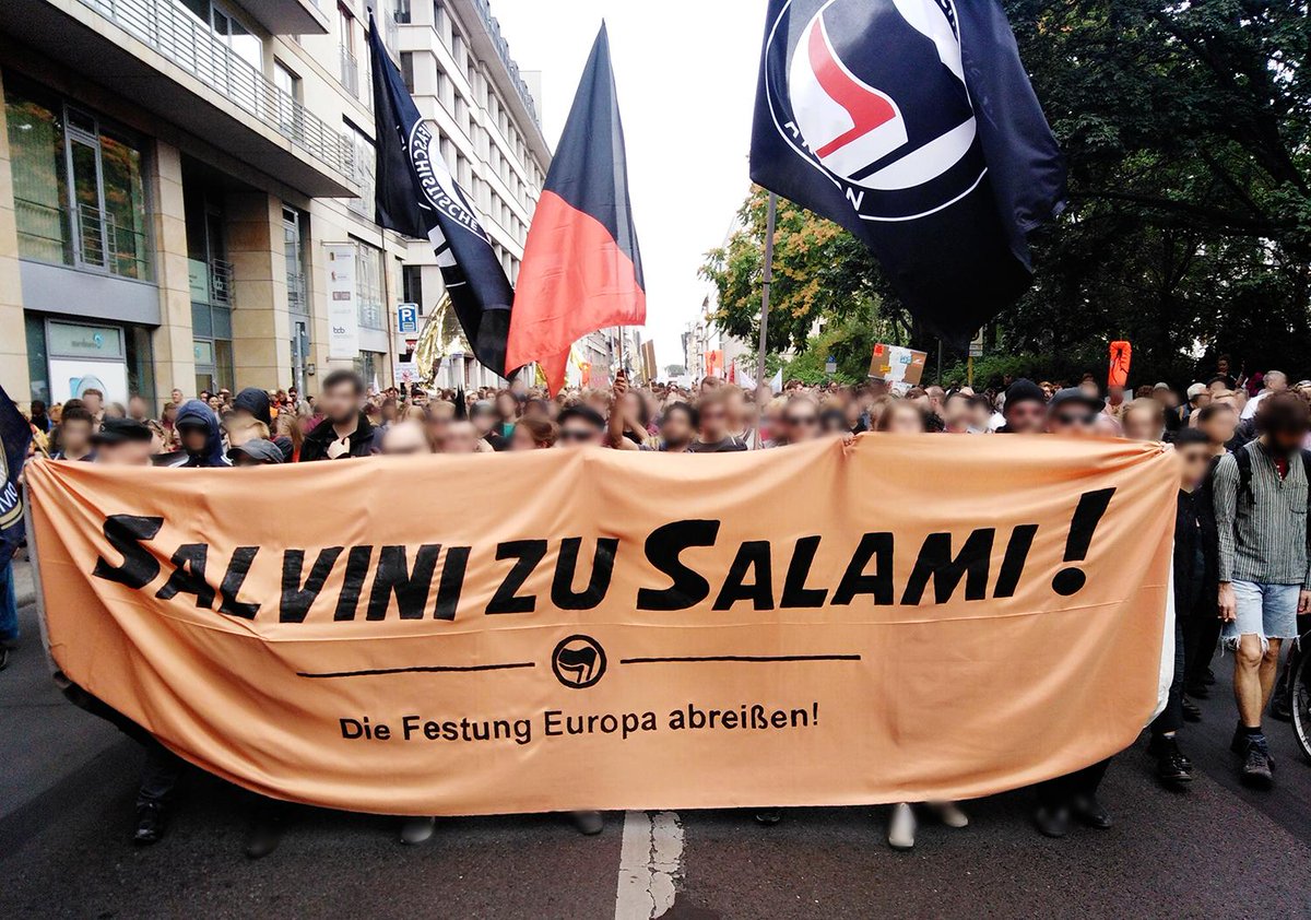 Die bundesweiten #Seebrücke-Aktionen heute waren ein starkes und wichtiges Zeichen gegen die europäische #Abschottungspolitik, das tägliche Sterben im Mittelmeer und den wachsenden #Nationalismus!

#sb0607 #RechtaufFlucht #b0607 #EUmanity #Salvini #fortresseurope #Antifa #Berlin