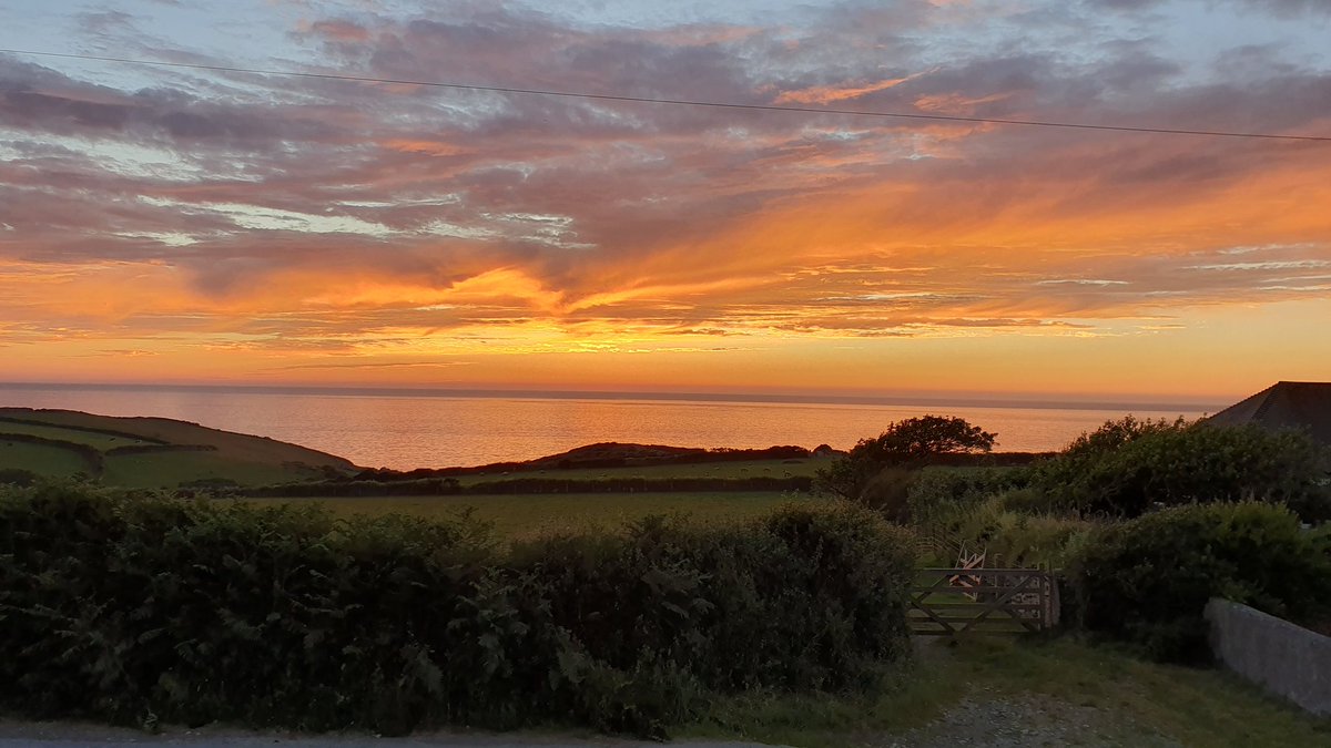 David_CWM's tweet image. Last night's sunset drive from Boscastle to Tintagel - spectacular. Tonight looks like it could be good too 🤞😎