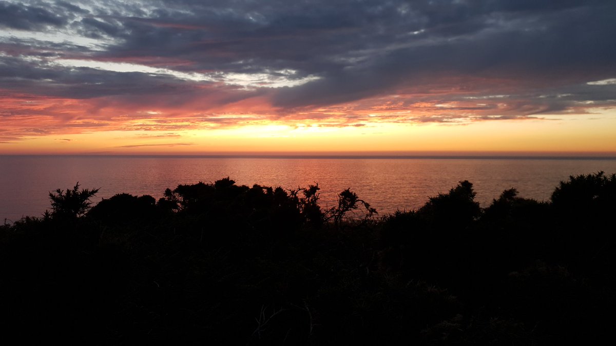 David_CWM's tweet image. Last night's sunset drive from Boscastle to Tintagel - spectacular. Tonight looks like it could be good too 🤞😎