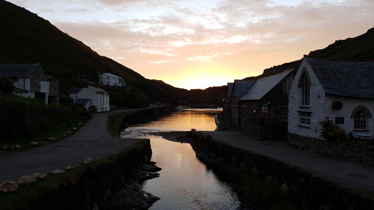 David_CWM's tweet image. Last night's sunset drive from Boscastle to Tintagel - spectacular. Tonight looks like it could be good too 🤞😎