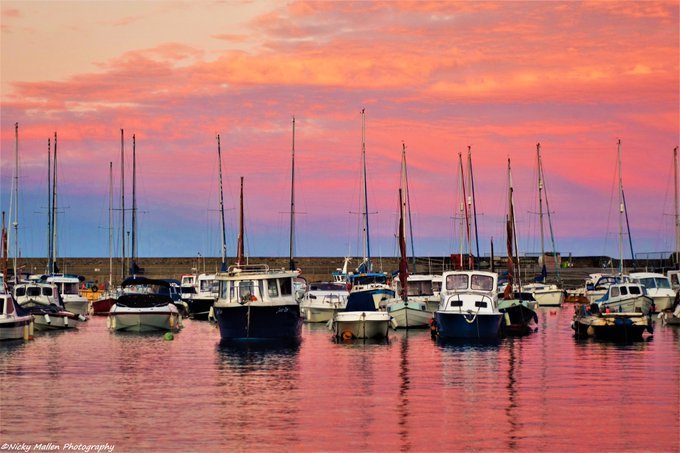 Mesmerising Magenta sunsets the Welsh way at Saundersfoot #WelshPassion with #PeopleWithPassion - courtesy <a href="/MySaundersfoot/">Love Saundersfoot</a> - simply stunning photography!