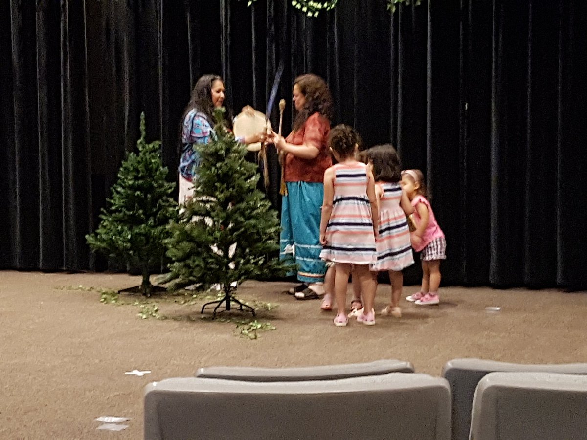 Couleehawk's tweet photo. Les enfants chantent et jouent du tambour pour l'histoire traditionnelle de Doreen Stevens @opl_bpo https://t.co/tp5FimNJNg