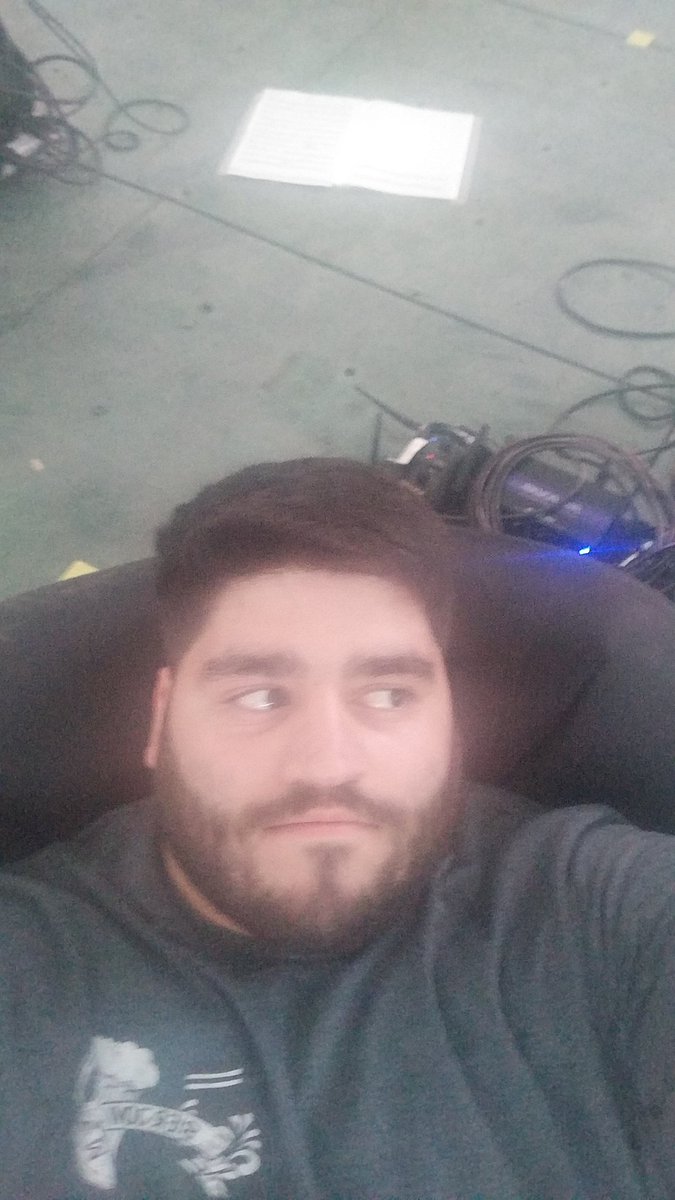 unwichBasser's tweet photo. Hat sich gelohnt das luftsofa mitzunehmen, bei so viel Verspätung wie heute #rocking1000 https://t.co/UQOa28dWC1