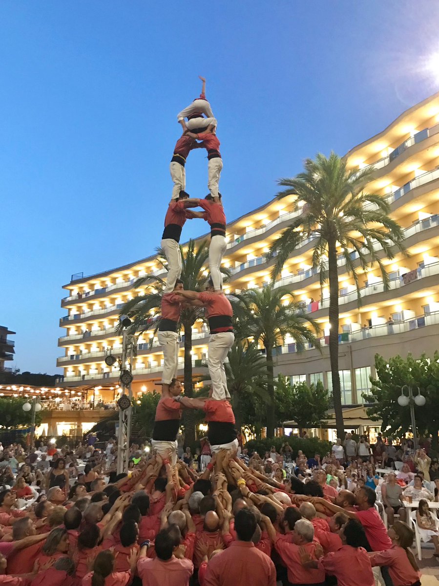 collavella_EN's tweet photo. Yesterday we completed five 7-level #HumanTowers in our annual performance at the Hotel Calypso, in #Salou.
#castellers https://t.co/StTlfoE7r7
