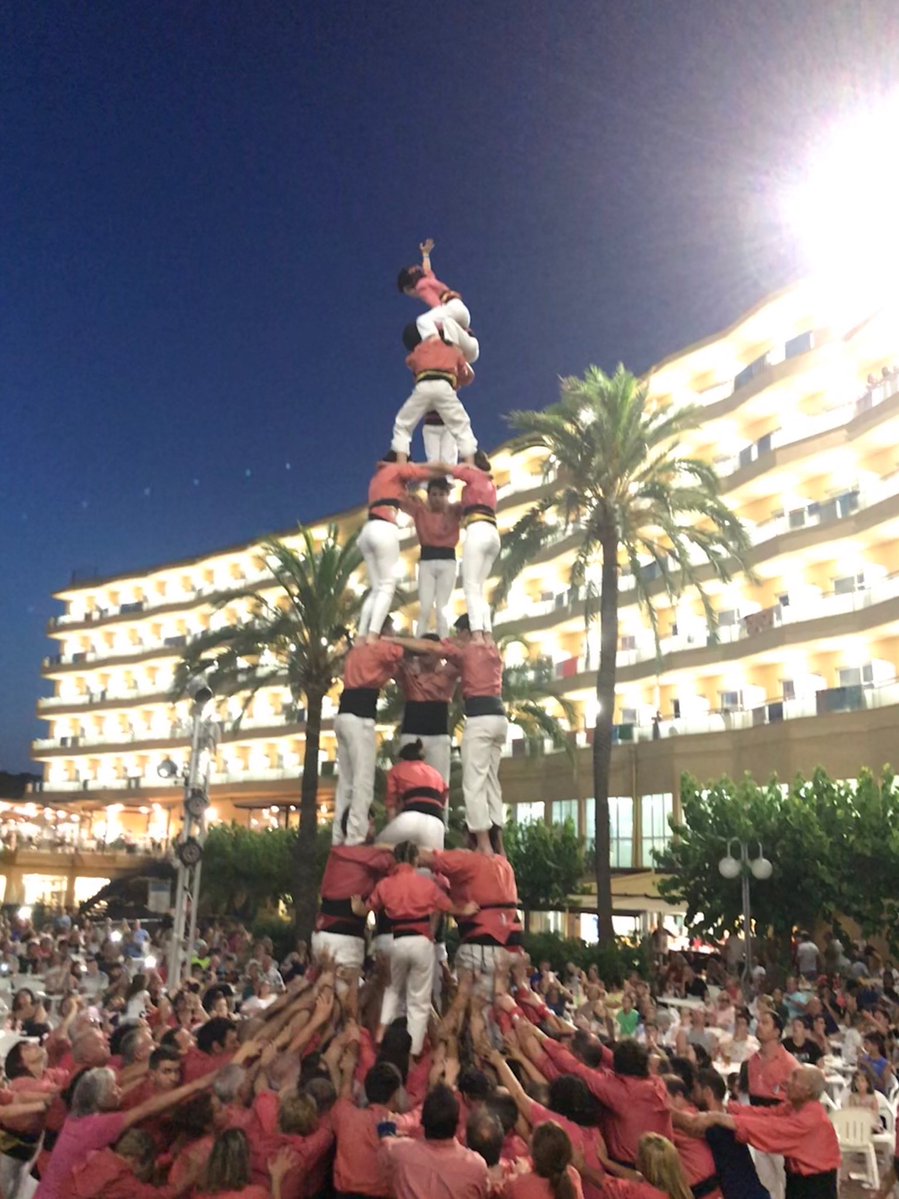 Yesterday we completed five 7-level #HumanTowers in our annual performance at the Hotel Calypso, in #Salou.
#castellers