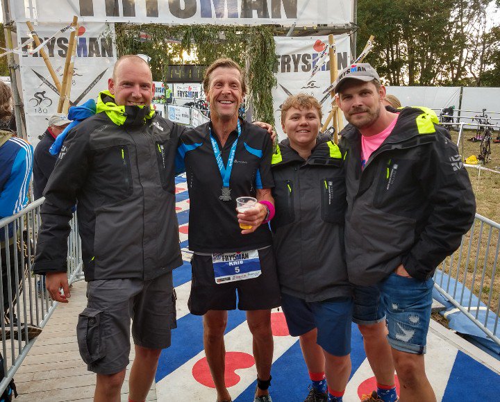 De Belg Kris Verhaart finisht voor de vijfde keer de Frysman. Hij was er alle edities bij en is een uurtje sneller dan vorig jaar. De organisatie is blij met deze ambassadeur van onze sport