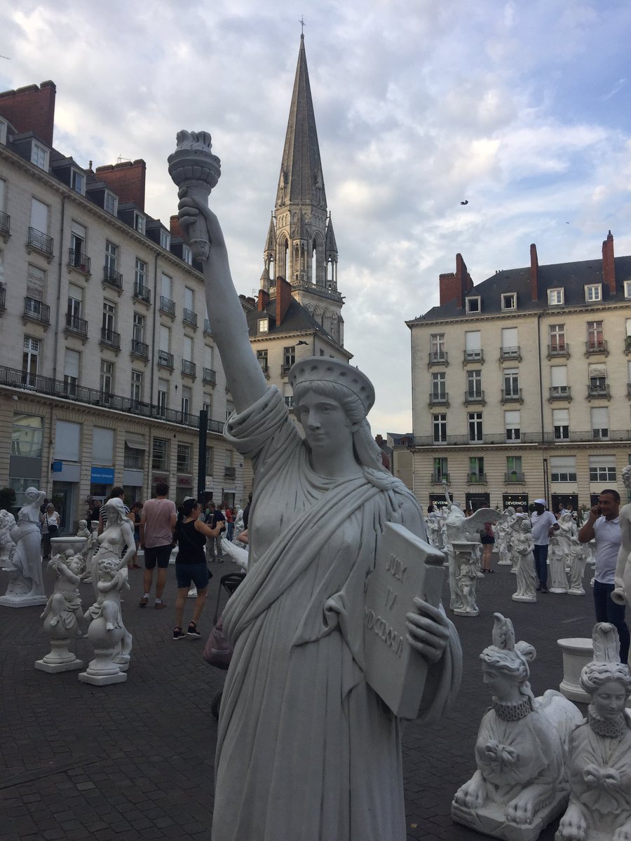 franckytrichet's tweet photo. Un gros coup de cœur pour l’œuvre de Stéphane Vigny sur la place royale ! #NuitDuVan https://t.co/MbXyKyLEs2