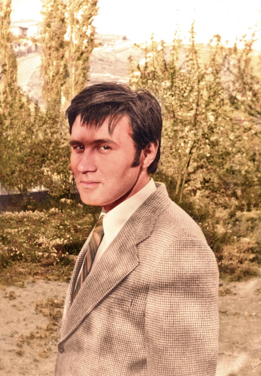 Kimsenin sizi bulmasını beklemeyin; nitelikli insanları siz arayın! Ben insanları arar bulurum. İyi hocalardan eğitim almak için bizzat çok uğraşmışımdır. Neticede kimse gelip beni keşfetmedi. Kimsenin gelecek hali de yoktu!

Fotoğraf: 1972.