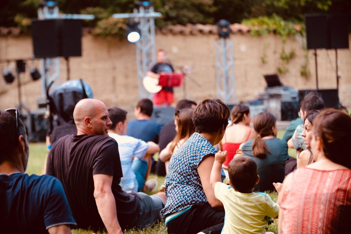 Festusfestival's tweet photo. Ens ha abraçat la pluja durant uns instants però segueix el #FESTUS19! Estem treballant per reprendre TOTS els espectacles i les actuacions però això pot ocasionar retards en les actuacions. Disculpeu les molèsties i seguim! #FESTUS #FESTUSFESTIVAL https://t.co/dYjR4GxxTS