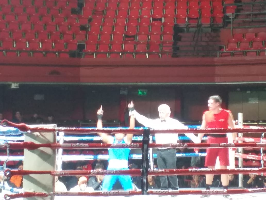 yitux's tweet photo. La foto no le hace justicia, pero es Anthony 'la Rata' Reasco (protagonista de @siguienteround y estrella de #Trinibox) victorioso en una exhibición inaugurando velada de lo mejor del boxeo latinoamericano en el Teatro Caupolicán, Chile. ¡Cada día mejor mi causa! 👊🏿🔥 https://t.co/Wr9r1JIzNb