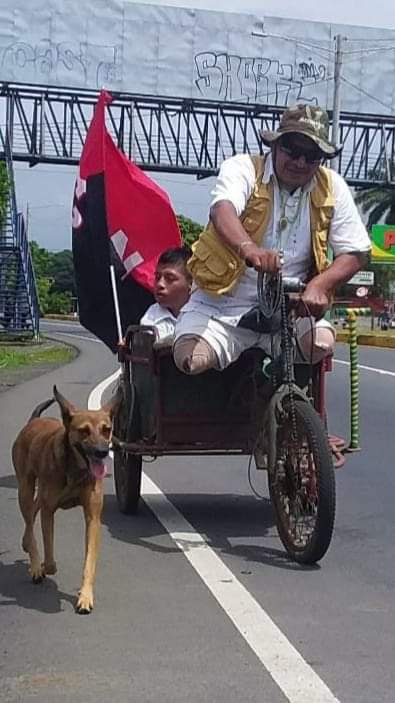indio_nica's tweet photo. La imagen que dio la vuelta al mundo. Esa que demuestra que no existe impedimento para un sandinista con convicción y amor patrio. #TuiterosActivosNicaragua https://t.co/MZRPjJOEWN