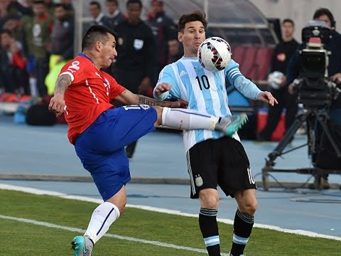 JuanchiEgido's tweet photo. ¿Realmente hay gente que cree que Gary Medel tiene personalidad? Esa cualidad se la adjudico a los futbolistas que aparecen en la adversidad, en los momentos difíciles, no a los que buscan lastimar al rival. Mala leche es poco. https://t.co/7WZvJiHo8i