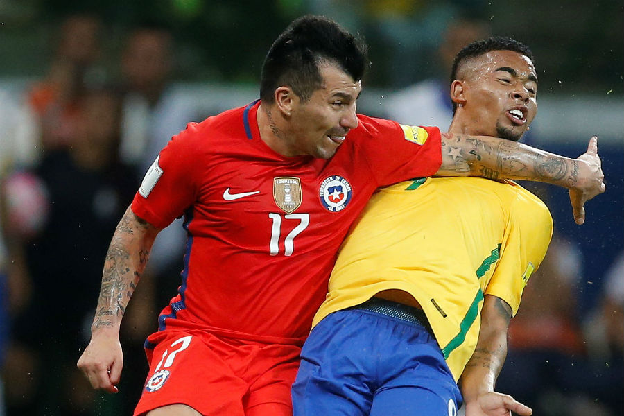 JuanchiEgido's tweet photo. ¿Realmente hay gente que cree que Gary Medel tiene personalidad? Esa cualidad se la adjudico a los futbolistas que aparecen en la adversidad, en los momentos difíciles, no a los que buscan lastimar al rival. Mala leche es poco. https://t.co/7WZvJiHo8i