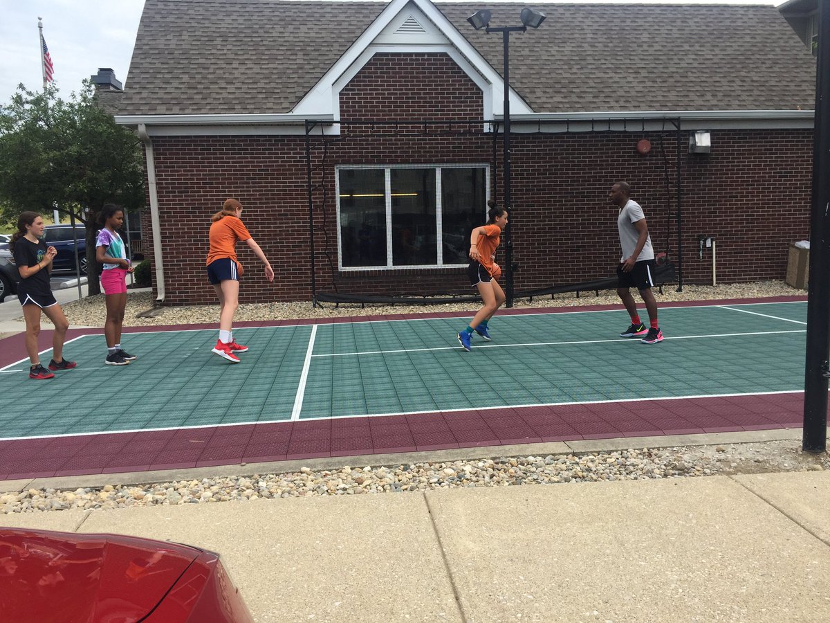 sabycevallos's tweet photo. @Exodushoops 23’s and 24’s working out with @Coach_TonyBrown and @Taliyah_medina. Getting reps in before their first live period game https://t.co/tieoA3Ak94