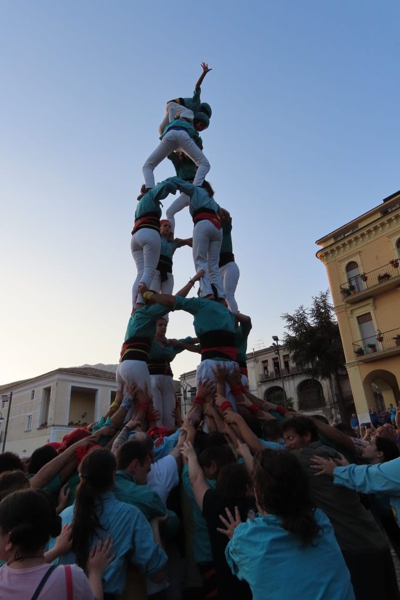 CastellersSAFA's tweet photo. Aquesta tarda hem actuat a la Piazza Umberto de Montesarchio, i hem alçat pd4, 3d6, 3d6a, 4d6, pd4ps. #safagiro2019 #roadbellaitalia https://t.co/Atv8lbC0OG