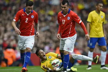 JuanchiEgido's tweet photo. ¿Realmente hay gente que cree que Gary Medel tiene personalidad? Esa cualidad se la adjudico a los futbolistas que aparecen en la adversidad, en los momentos difíciles, no a los que buscan lastimar al rival. Mala leche es poco. https://t.co/7WZvJiHo8i