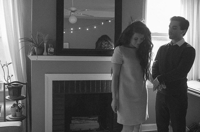 ChelsDesign's tweet image. a memory from our first home together 💕
•
500 square feet of high ceilings that I could barely reach to hang those cafe lights, a fireplace we never could really master, an outdoor space for all my plants and our brand new scooter parked out front. A… ift.tt/2Xx8zUG