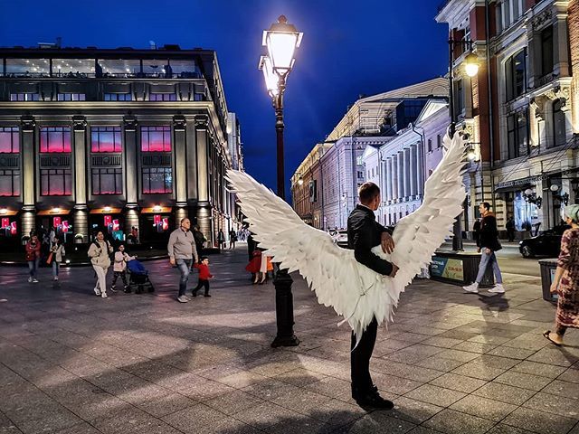 a_nikolaeff's tweet photo. #moscow #daysofmordor #huaweimate20pro #night #wings https://t.co/oaLbWY7OtX https://t.co/mYCngmzhpa