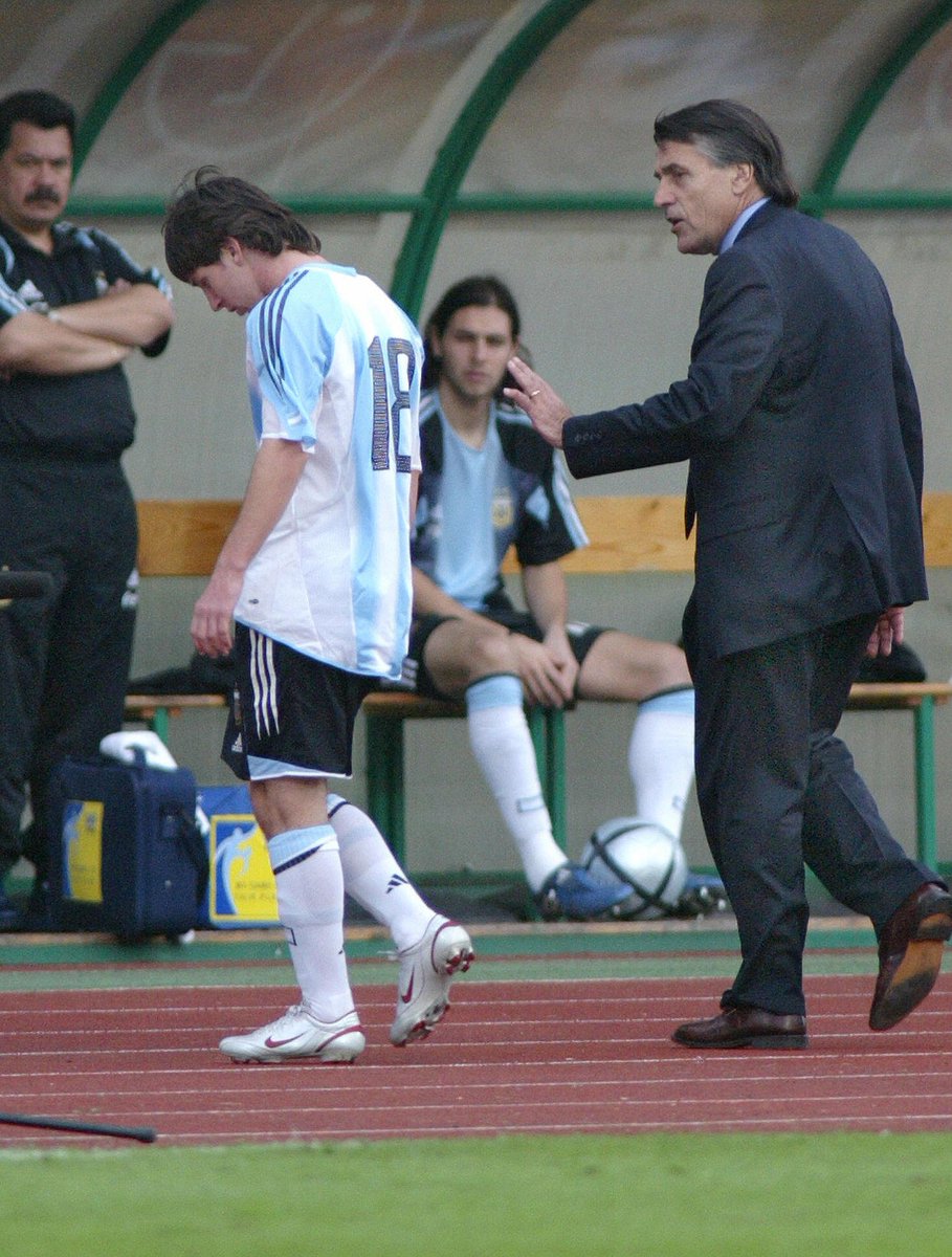 GoalAR's tweet photo. 📆 أغسطس 2005: ميسي يحصل على بطاقة حمراء في أول مباراة له مع الأرجنتين.🇦🇷📕

⚽️ يشارك في 670 مباراة مع برشلونة ومنتخب بلاده دون الحصول على بطاقة حمراء. 

📆 يوليو 2019: ليونيل ميسي يحصل على البطاقة الحمراء الثانية مع الأرجنتين أيضًا في كوبا أمريكا.📕
#CopaAmerica https://t.co/k2CQAXQ05u