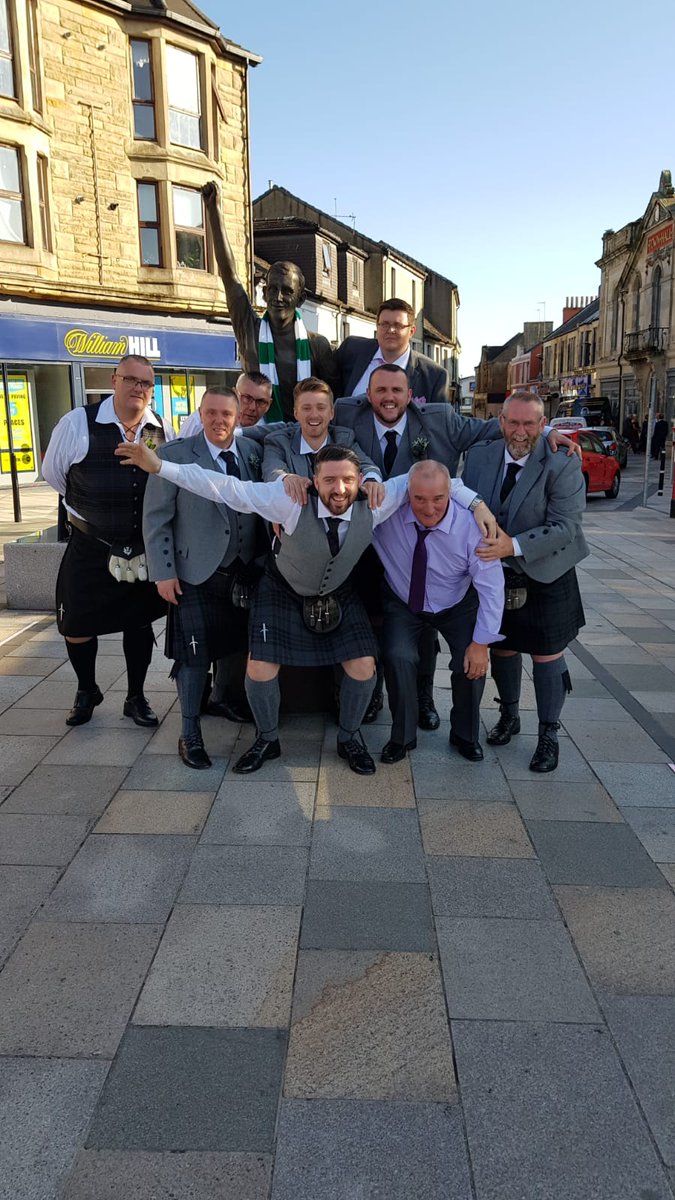 kermit_1987's tweet photo. Congratulations @DavidCo63994560 💚🍀🍺🍾 @bobbylennox67 #saltcoats #wedding #CelticFC #celticfamily https://t.co/jGOHB497gS